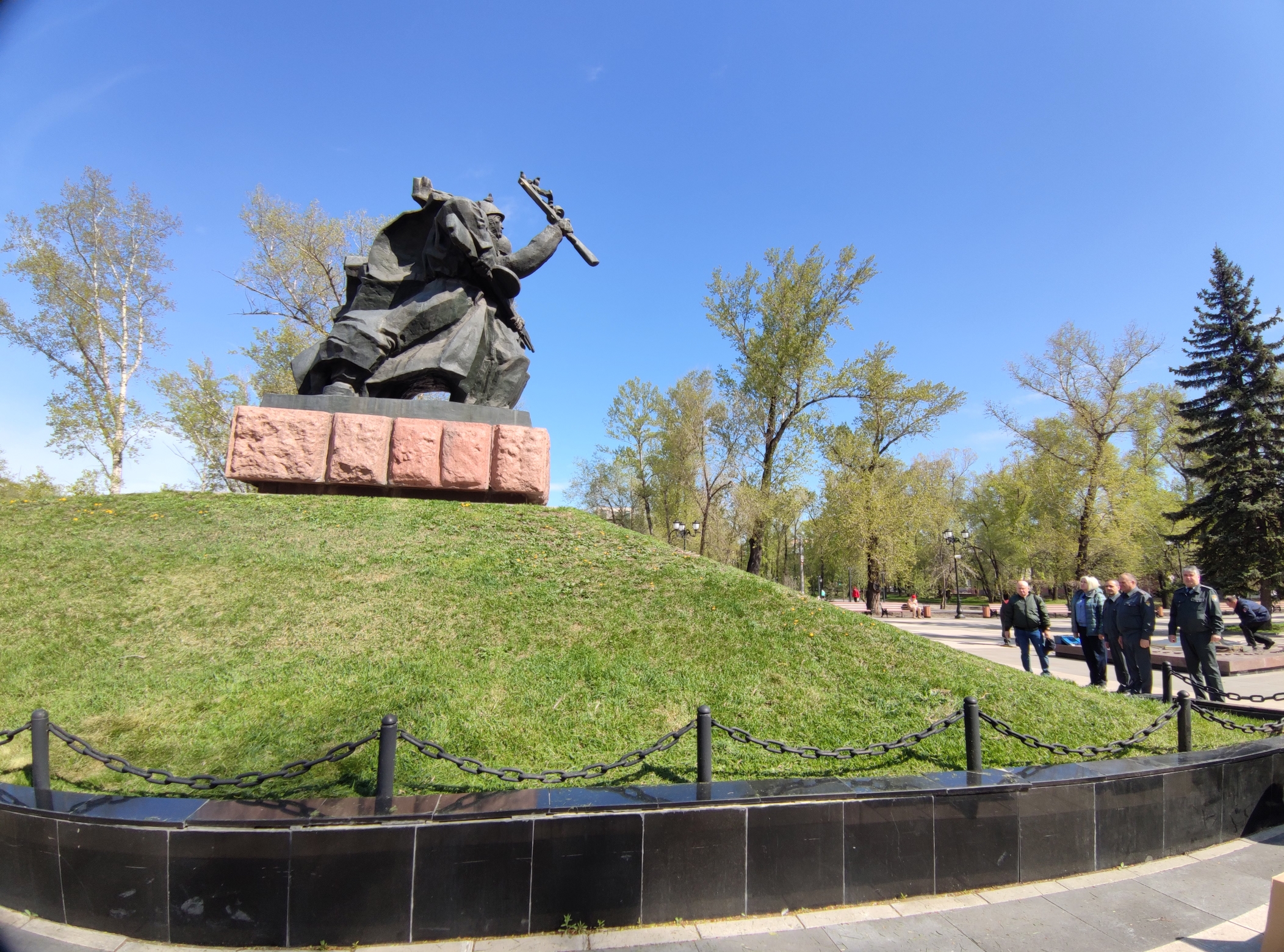 Возложение цветов к мемориалу в абаканском Парке Победы